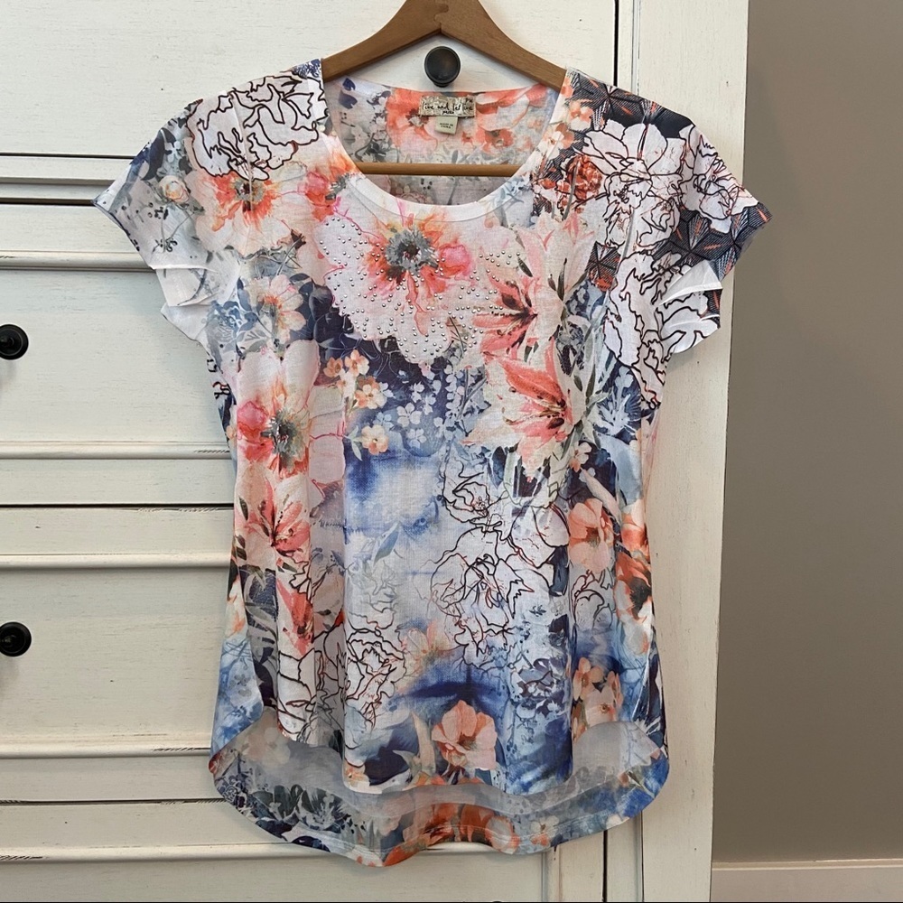 Live and Let Live  Floral Short Sleeve Top.  Size Medium. NWOT.